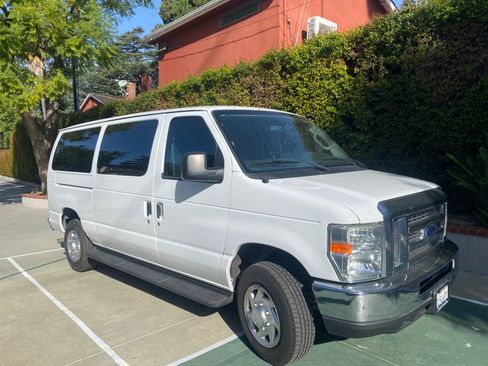 Used 2013 Ford E-350 and Econoline 350 XLT image 2