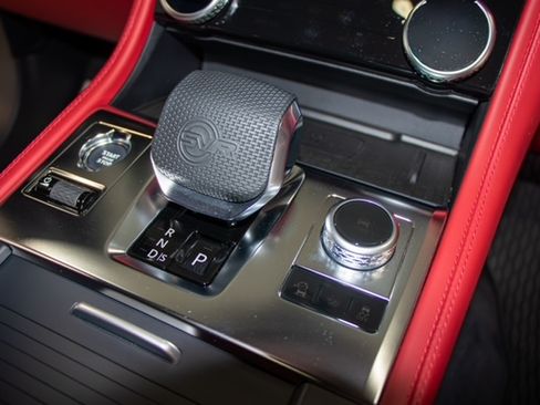 Used 2025 Jaguar F-PACE SVR 575 Edition image 11