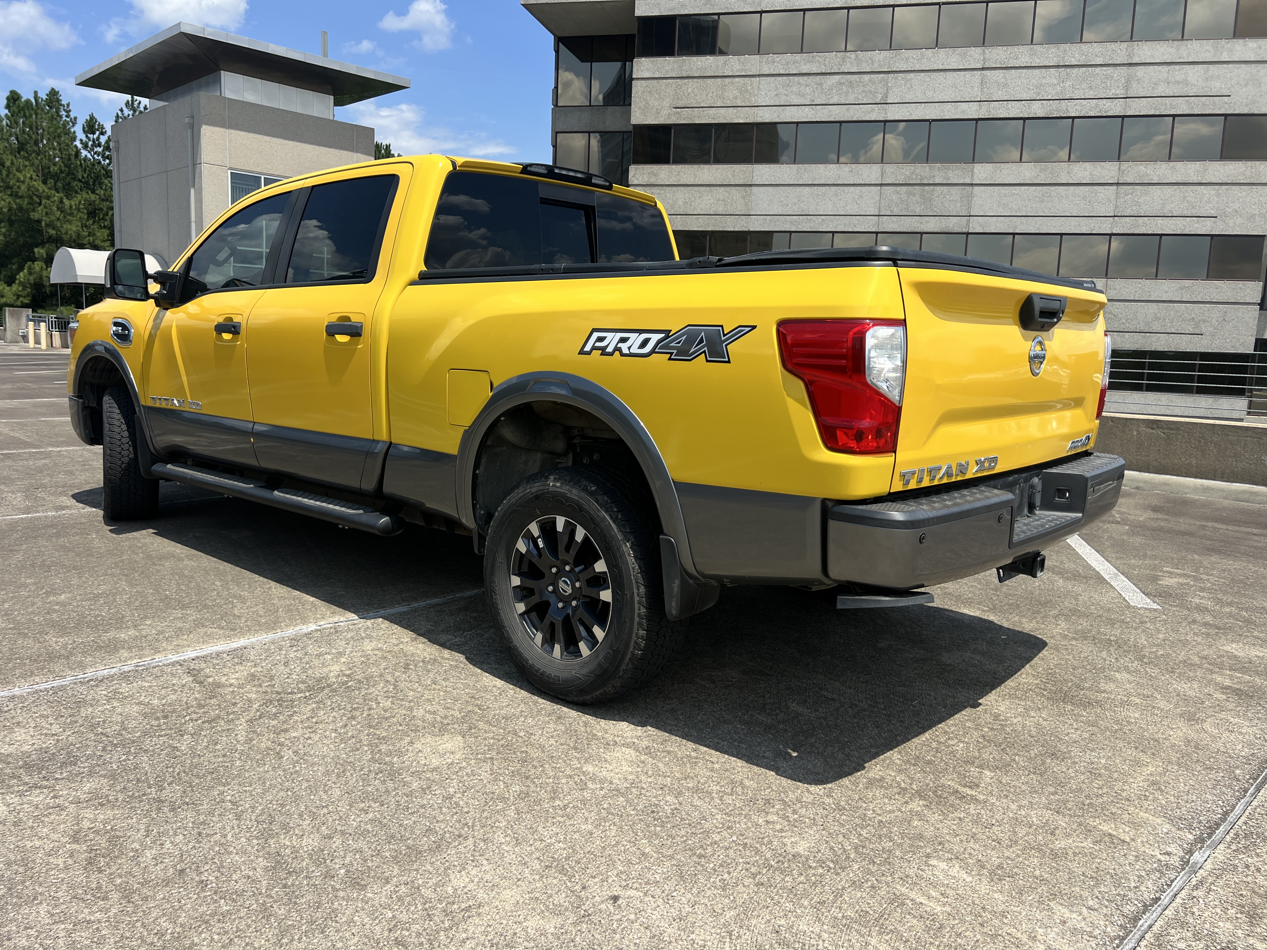 Used 2018 Nissan Titan PRO-4X w/ Pro-4x Convenience Package AWD/4WD image 10