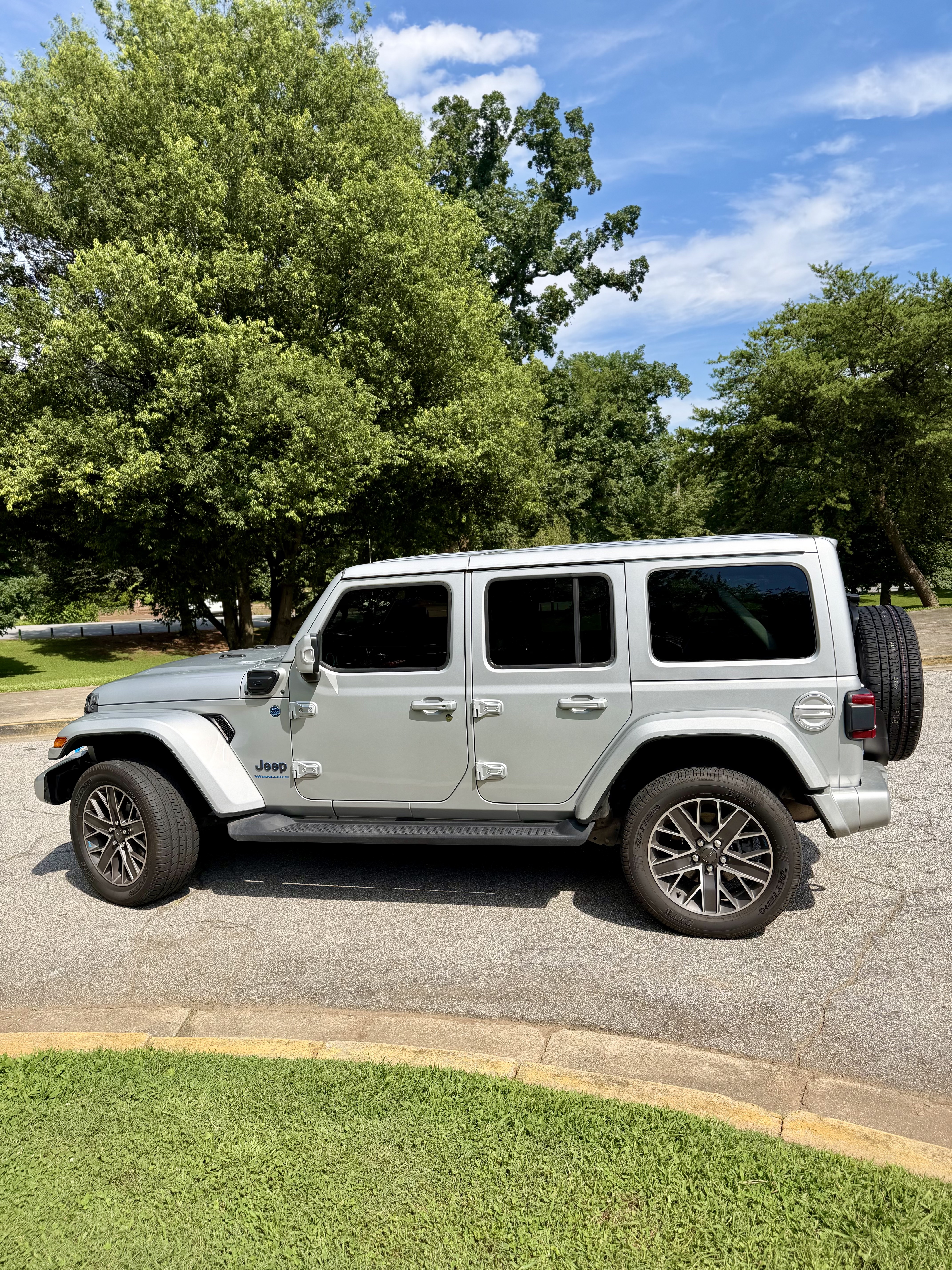 Used 2023 Jeep Wrangler Unlimited Sahara AWD/4WD image 1