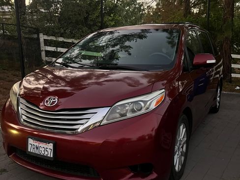 Used 2015 Toyota Sienna Limited FWD image 2
