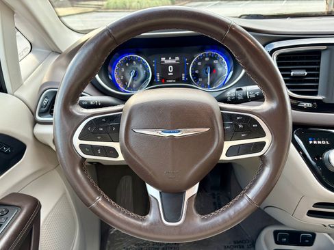 Used 2020 Chrysler Pacifica Touring-L FWD image 8