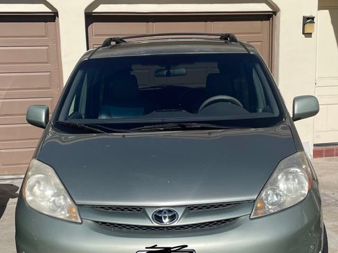 Used 2010 Toyota Sienna XLE image 2