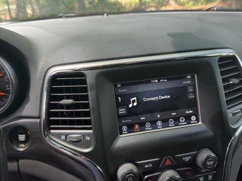 Used 2018 Jeep Grand Cherokee Laredo image 23