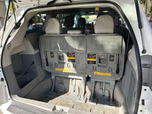 Used 2011 Toyota Sienna XLE w/ XLE Navigation Pkg image 21