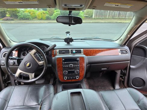 Used 2011 Chevrolet Suburban LT image 2