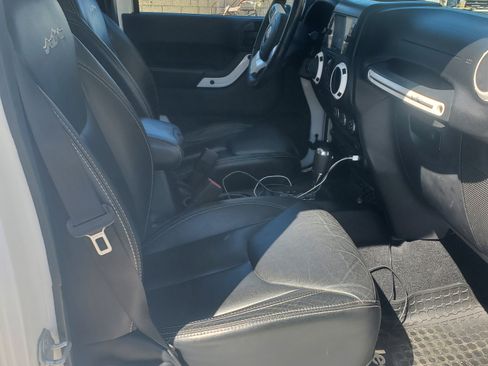 Used 2014 Jeep Wrangler Unlimited Sahara image 9