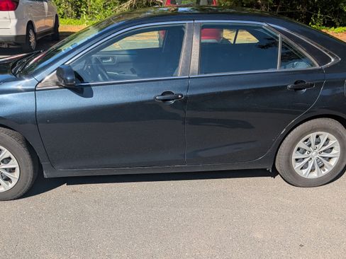 Used 2015 Toyota Camry LE FWD image 2