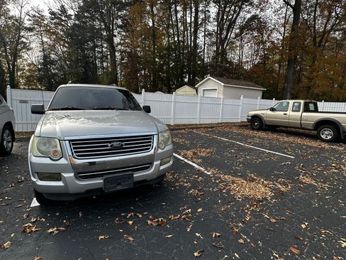 Used 2010 Ford Explorer XLT image 4