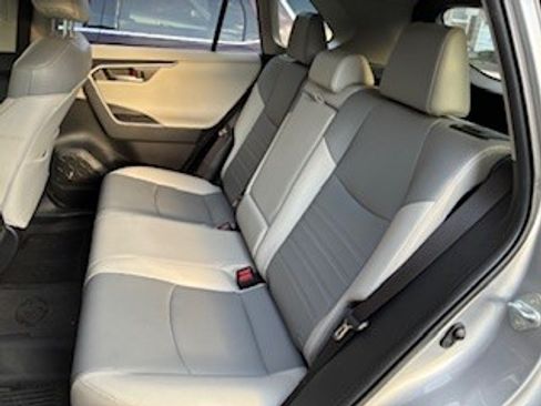 Used 2019 Toyota RAV4 Limited image 5