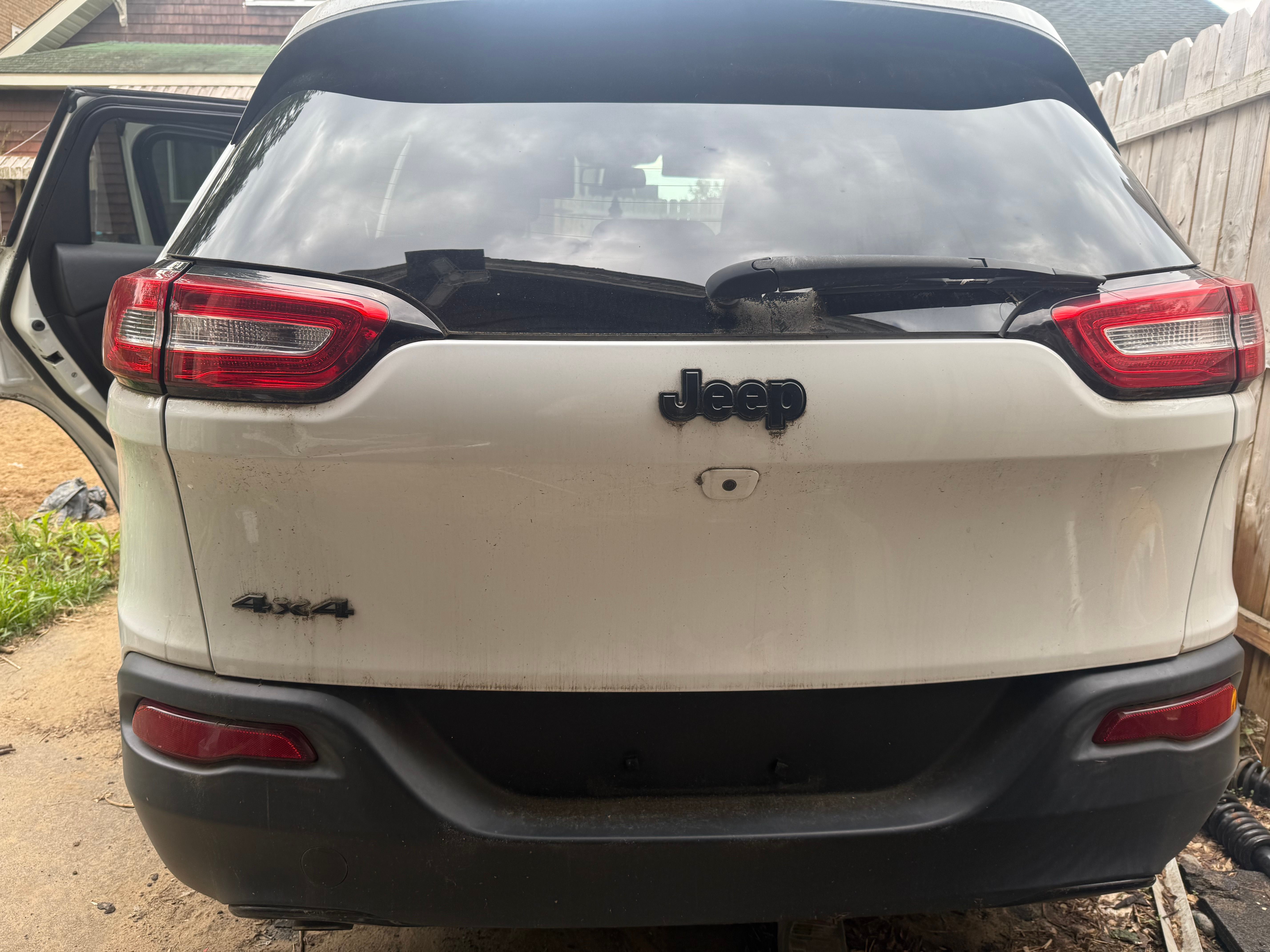 Used 2016 Jeep Cherokee Latitude w/ Comfort/Convenience Group AWD/4WD image 2