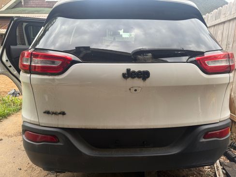 Used 2016 Jeep Cherokee Latitude w/ Comfort/Convenience Group AWD/4WD image 2