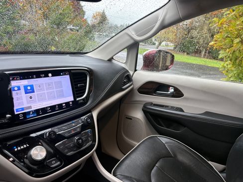 Used 2021 Chrysler Pacifica Limited w/ Premium & Safety Sphere Group image 14