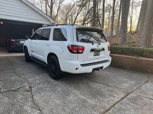 Used 2019 Toyota Sequoia TRD Sport w/ TRD Sport Premium Package image 5