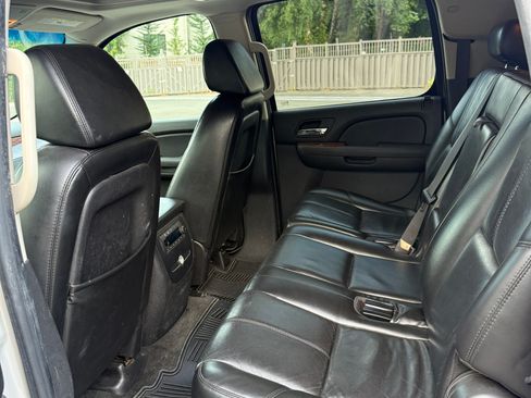 Used 2007 GMC Yukon XL SLT w/ SLT Preferred Equipment Group AWD/4WD image 10