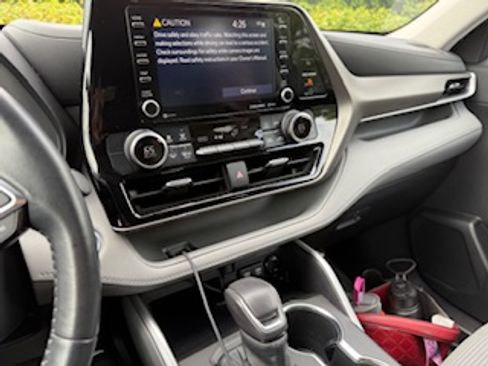 Used 2021 Toyota Highlander LE image 11