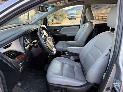 Used 2017 Toyota Sienna Limited Premium image 14