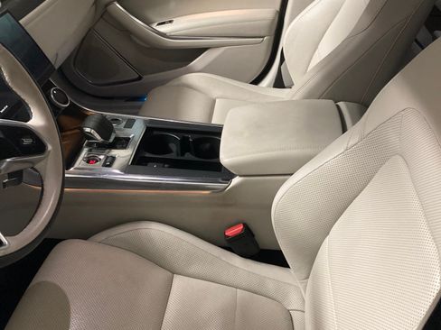 Used 2021 Jaguar XF SE image 10