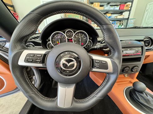 Used 2006 MAZDA MX-5 Miata Grand Touring w/ Premium Pkg image 12