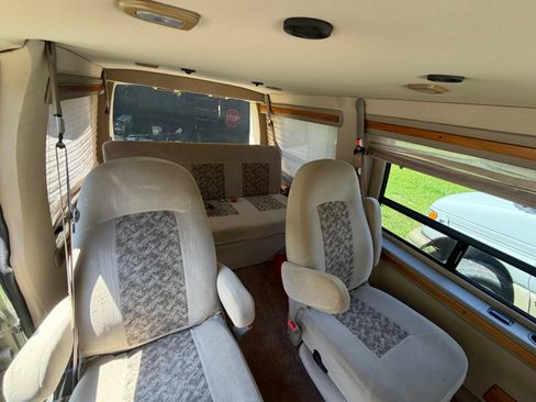 Used 2004 Chevrolet Express 1500 w/ LS Preferred Equipment Group RWD image 9