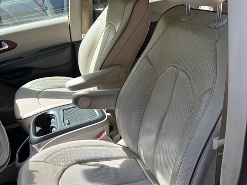 Used 2020 Chrysler Pacifica Limited FWD image 11