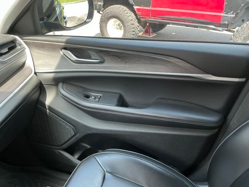Used 2023 Jeep Grand Cherokee Limited AWD/4WD image 28