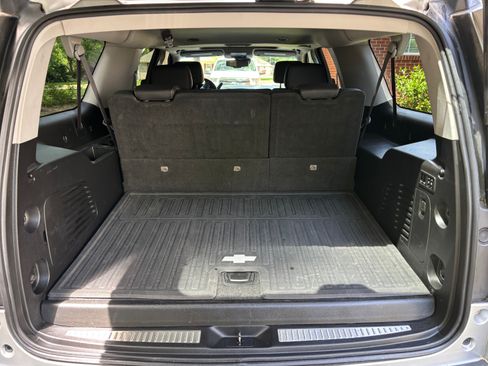 Used 2017 Chevrolet Suburban LT w/ Luxury Package RWD image 24