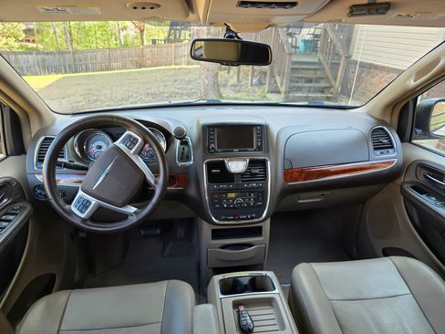 Used 2012 Chrysler Town & Country Touring-L w/ Driver Convenience Group image 6