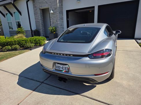 Used 2019 Porsche 718 Cayman image 2