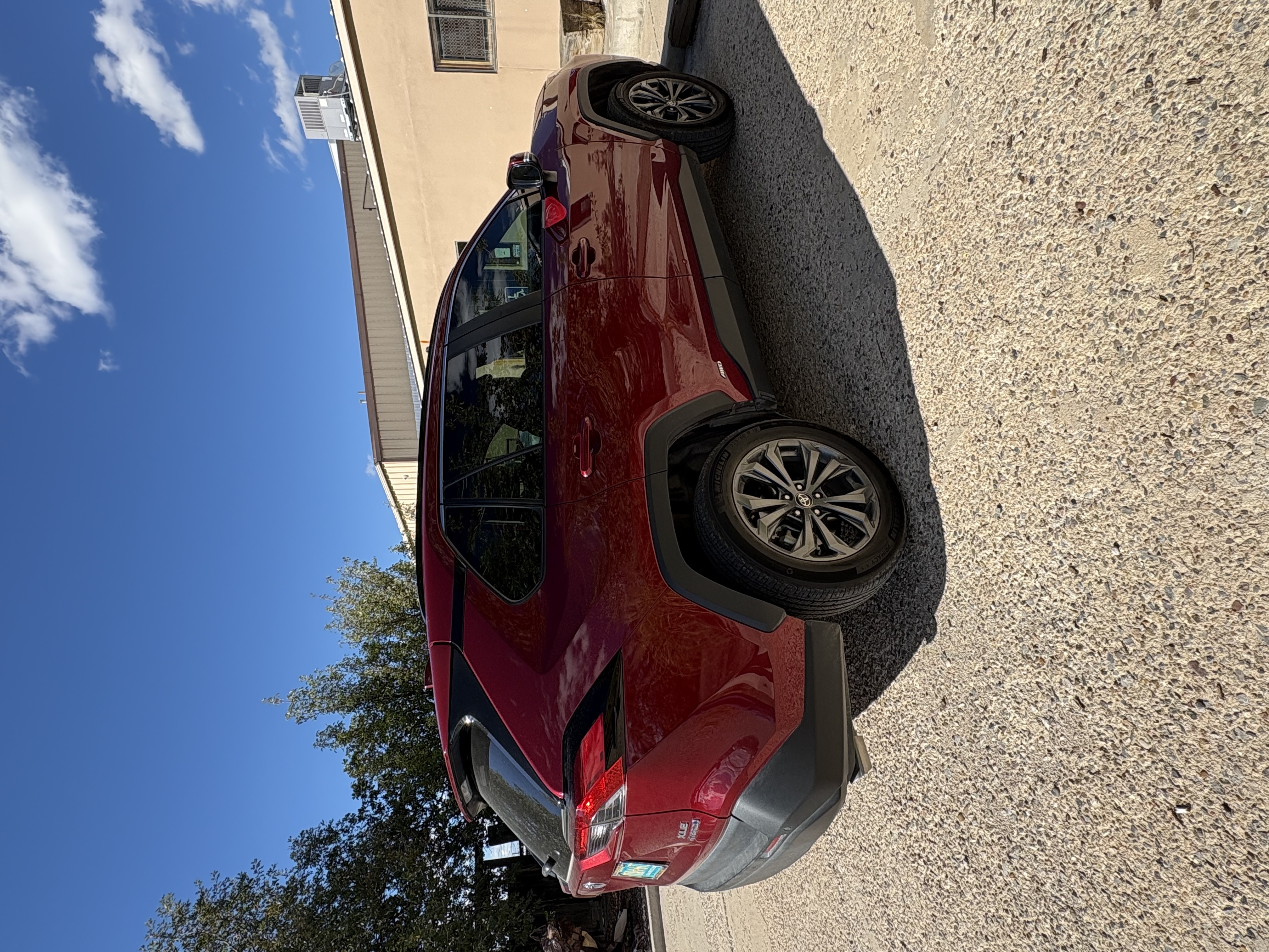 Used 2022 Toyota RAV4 XLE Premium AWD/4WD image 4