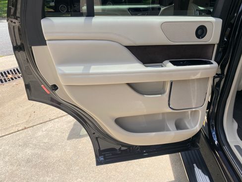 Used 2019 Lincoln Navigator Select RWD image 13