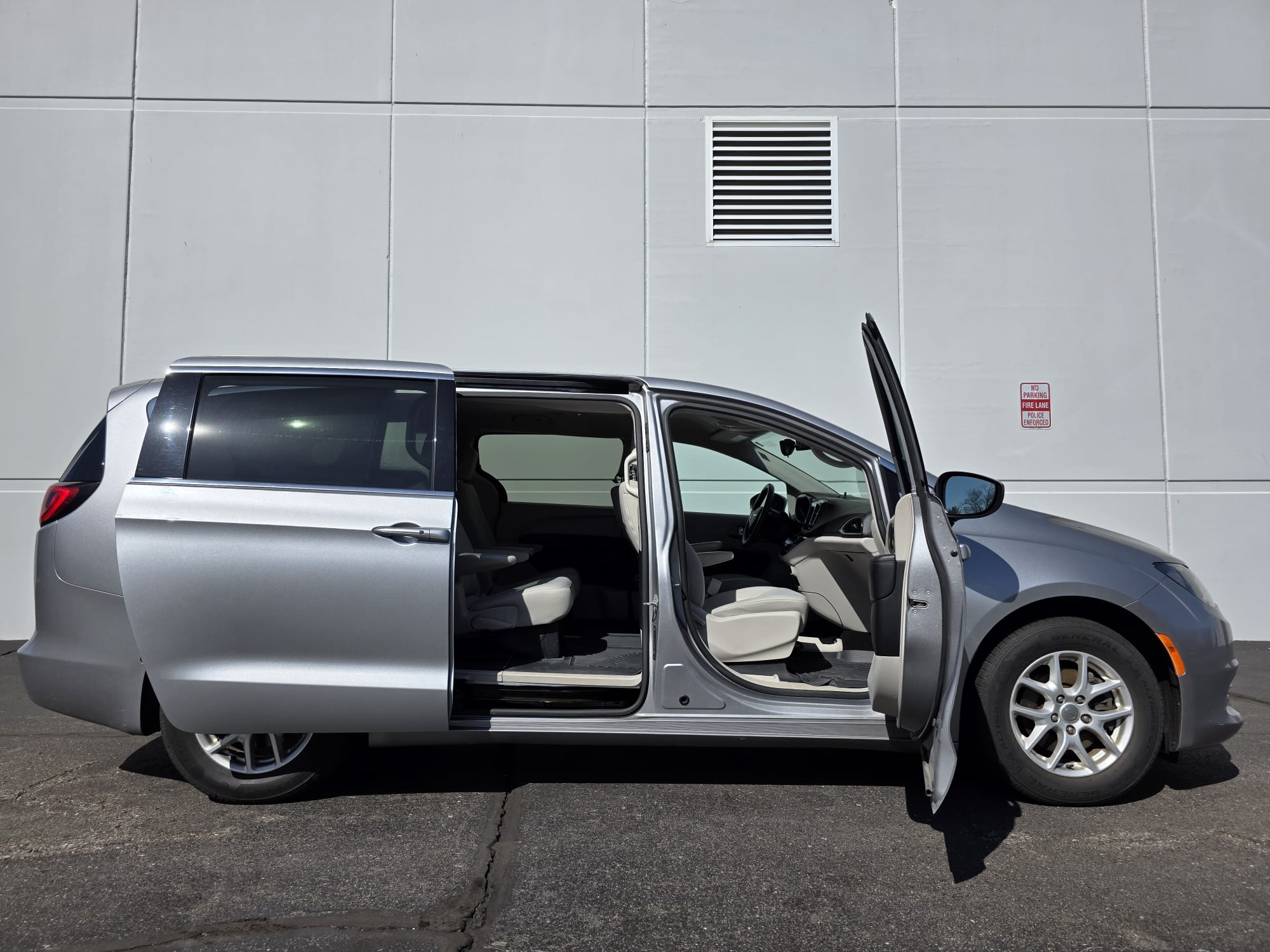 Used 2017 Chrysler Pacifica Touring FWD image 23