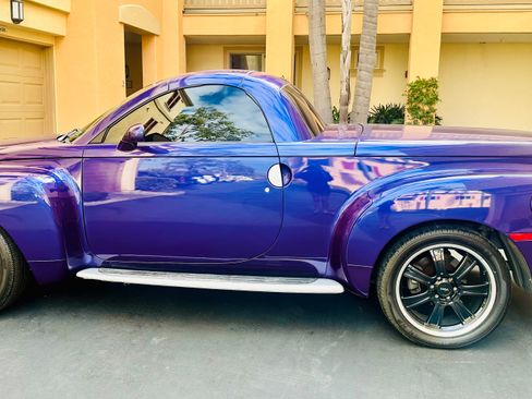 Used 2004 Chevrolet SSR w/ Preferred Equipment Group RWD image 1