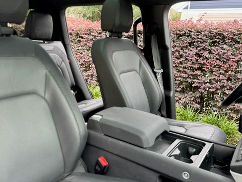 Used 2023 Land Rover Defender 130 X-Dynamic SE image 23