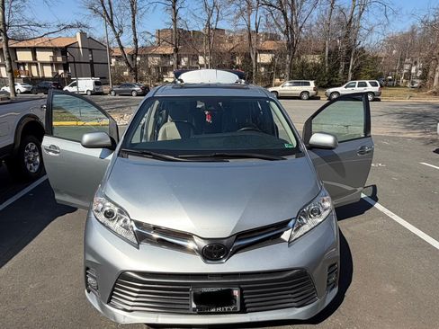 Used 2019 Toyota Sienna XLE image 2