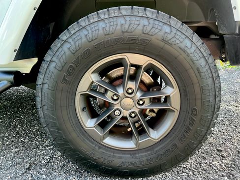 Used 2016 Jeep Wrangler Unlimited Sahara AWD/4WD image 9