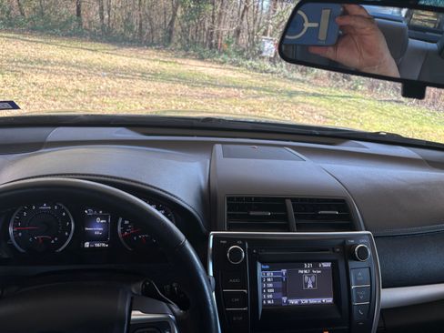 Used 2015 Toyota Camry SE image 11