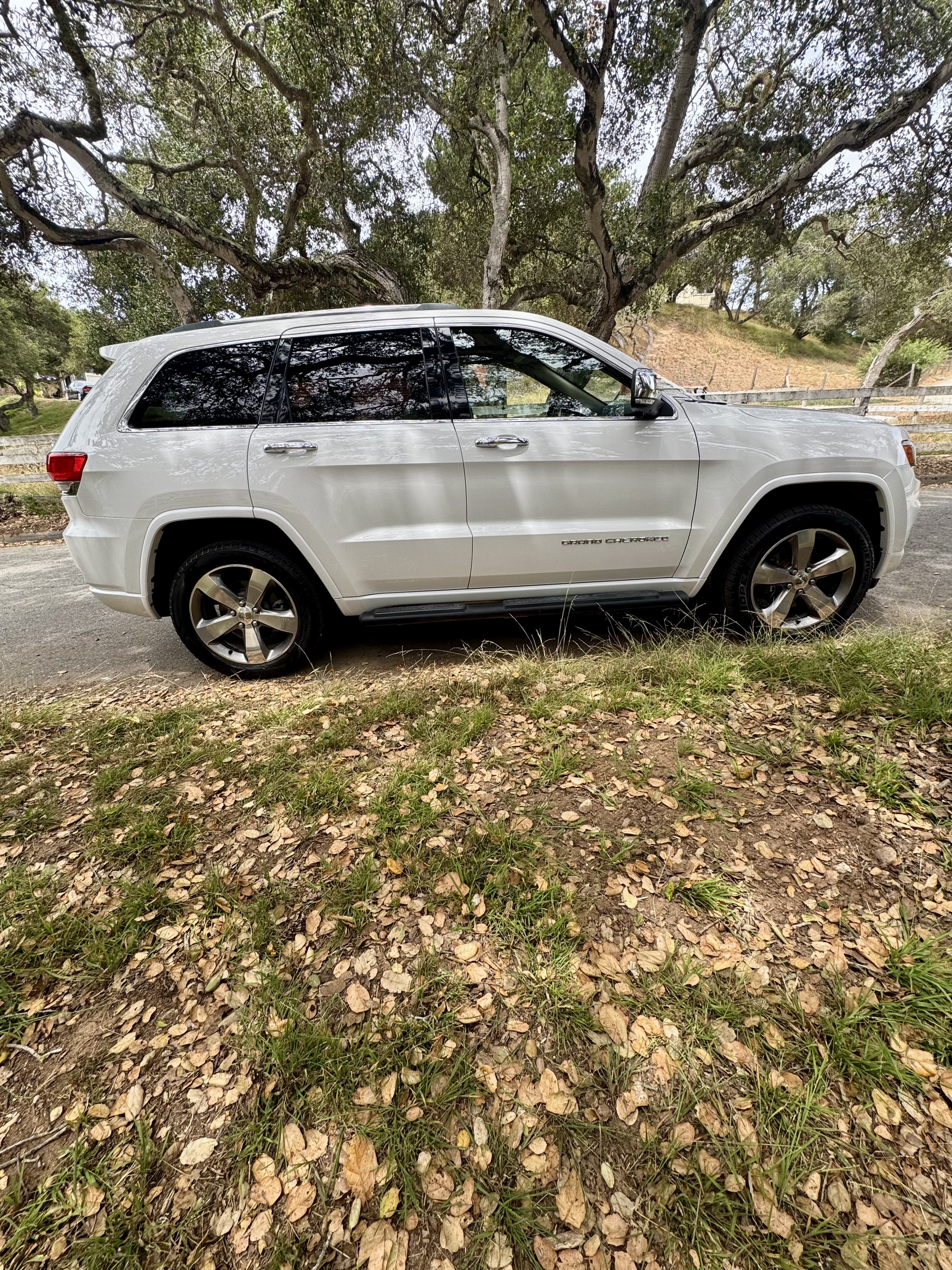 Used 2014 Jeep Grand Cherokee Overland w/ Advanced Technology Group AWD/4WD image 9