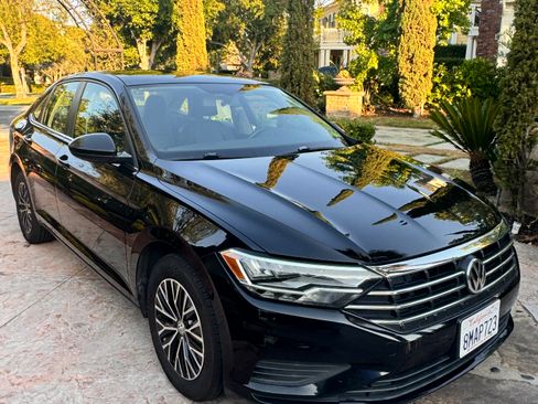 Used 2019 Volkswagen Jetta SE image 2