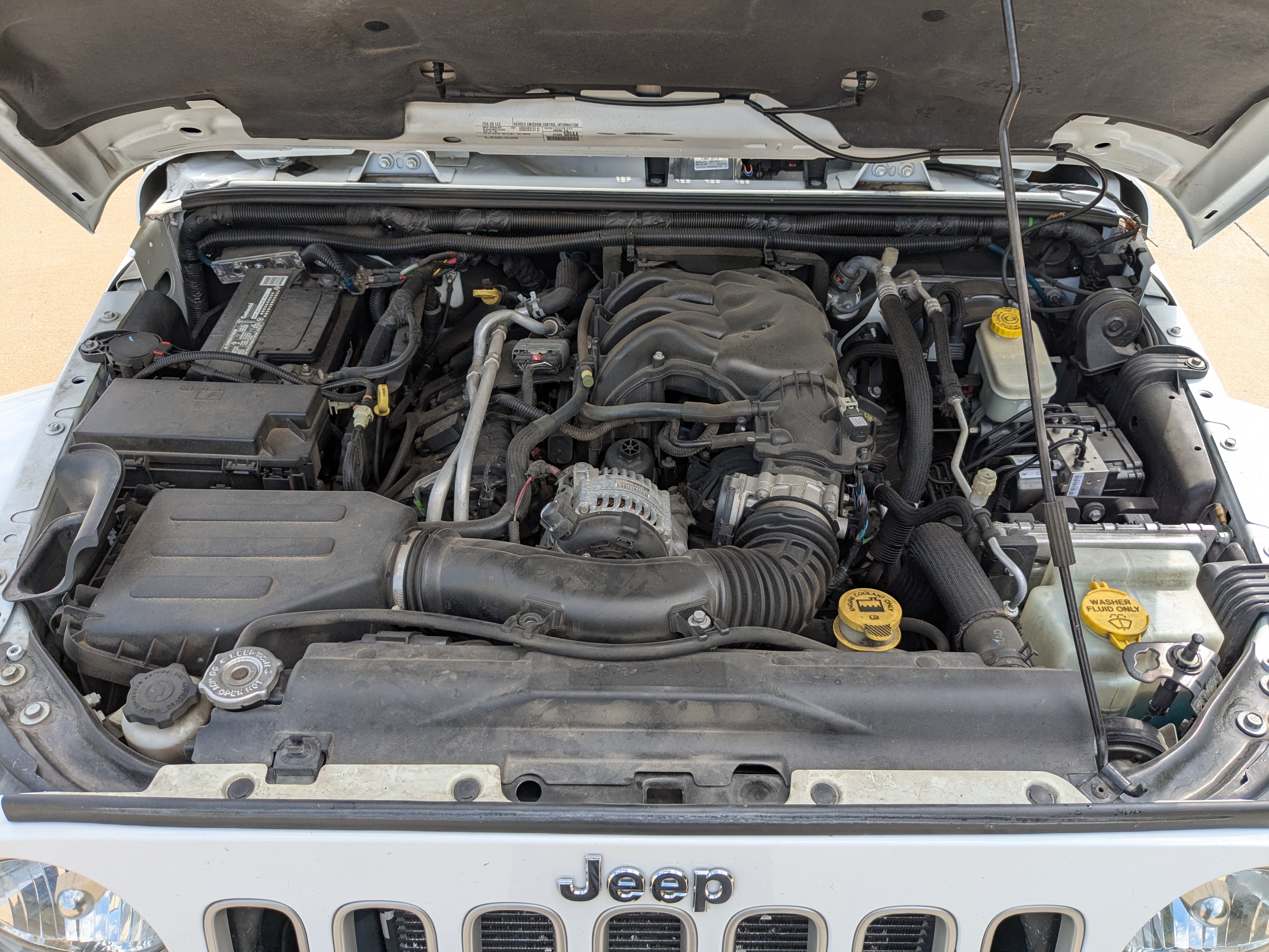 Used 2016 Jeep Wrangler Unlimited Sahara w/ Connectivity Group AWD/4WD image 18