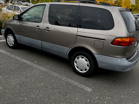 Used 1999 Toyota Sienna LE image 1