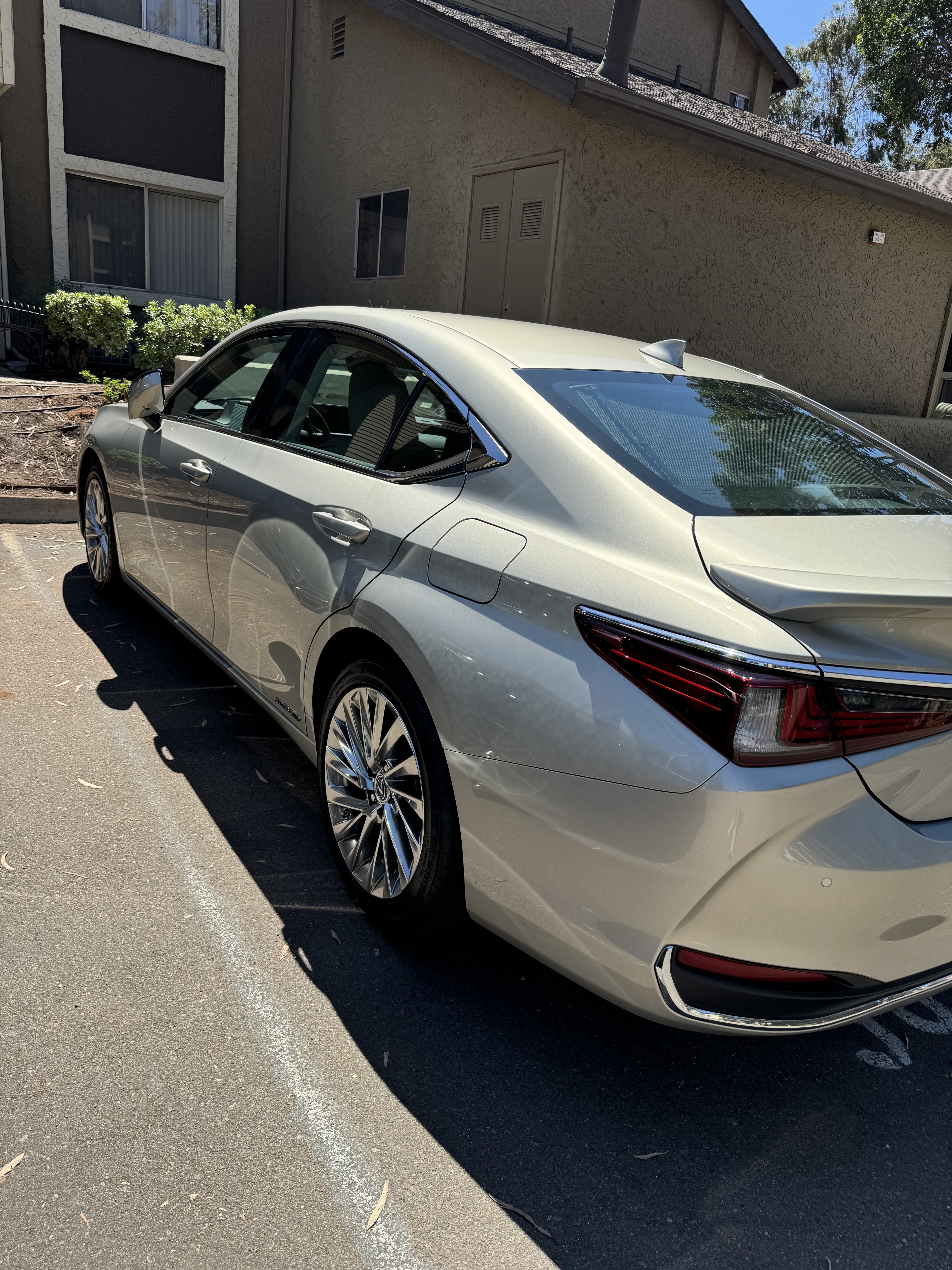 Used 2021 Lexus ES 300h w/ Accessory Package FWD image 4