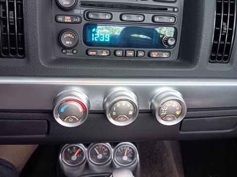 Used 2005 Chevrolet SSR w/ Preferred Equipment Group image 15