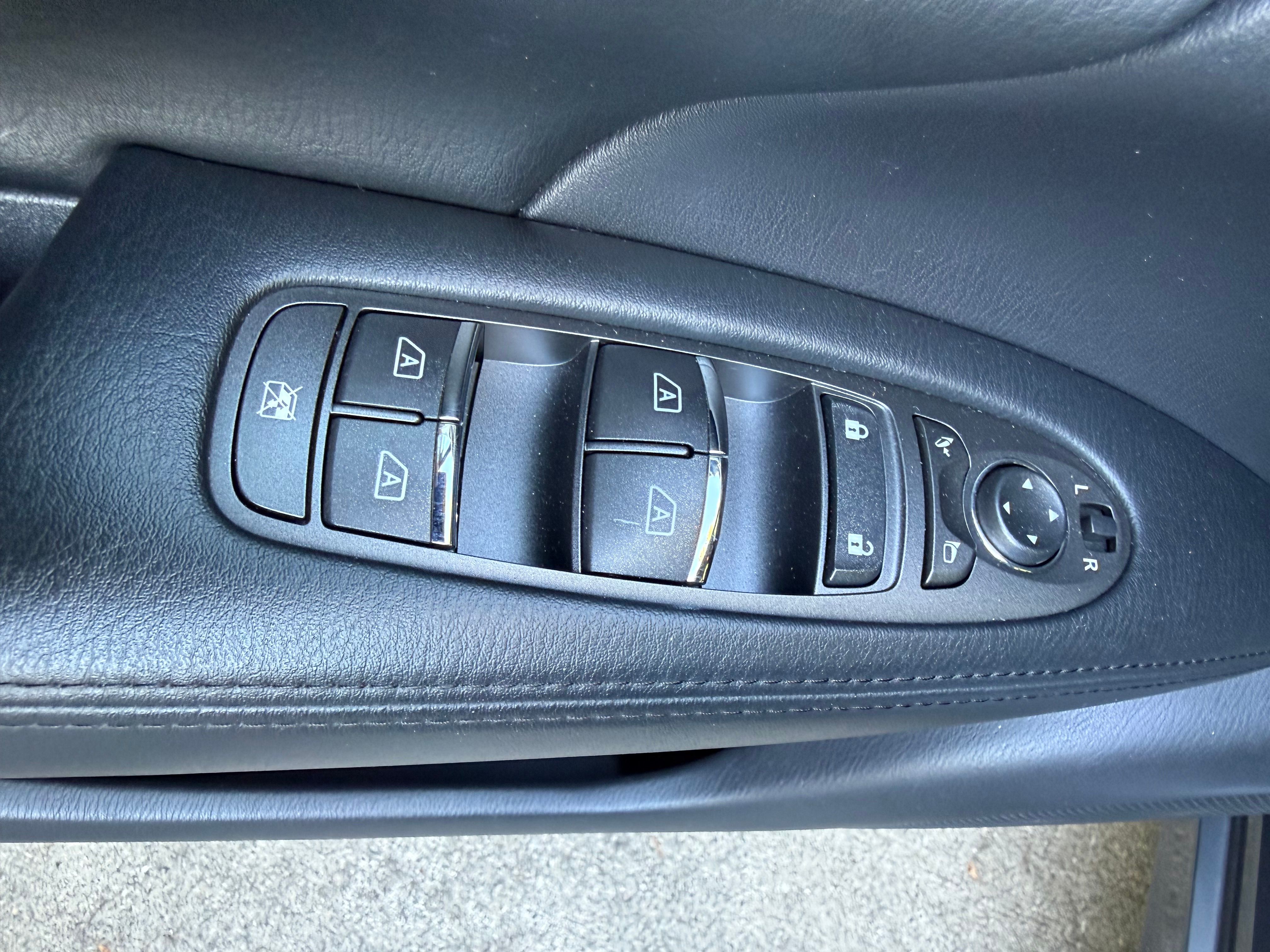Used 2011 INFINITI M37 w/ Sport Pkg RWD image 19