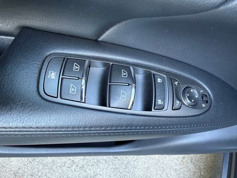 Used 2011 INFINITI M37 w/ Sport Pkg RWD image 19