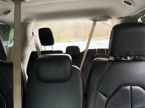 Used 2017 Chrysler Pacifica Touring-L image 6