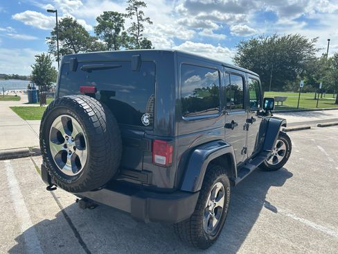 Used 2018 Jeep Wrangler Unlimited Sahara AWD/4WD image 6
