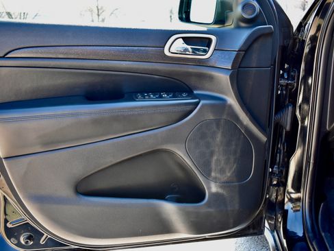 Used 2017 Jeep Grand Cherokee Laredo w/ Quick Order Package 23E image 11