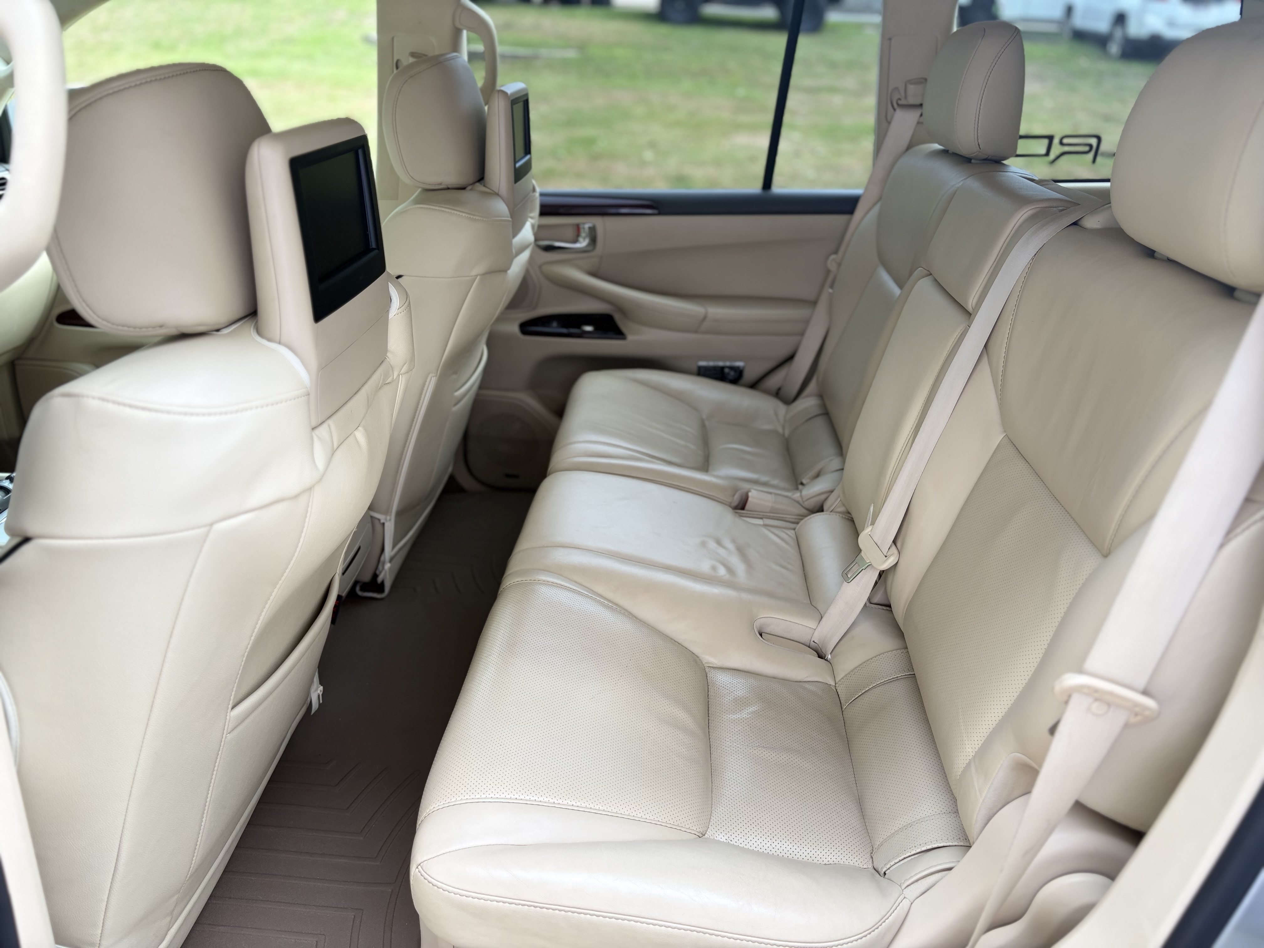 Used 2013 Lexus LX 570 4WD w/ Luxury Pkg image 12