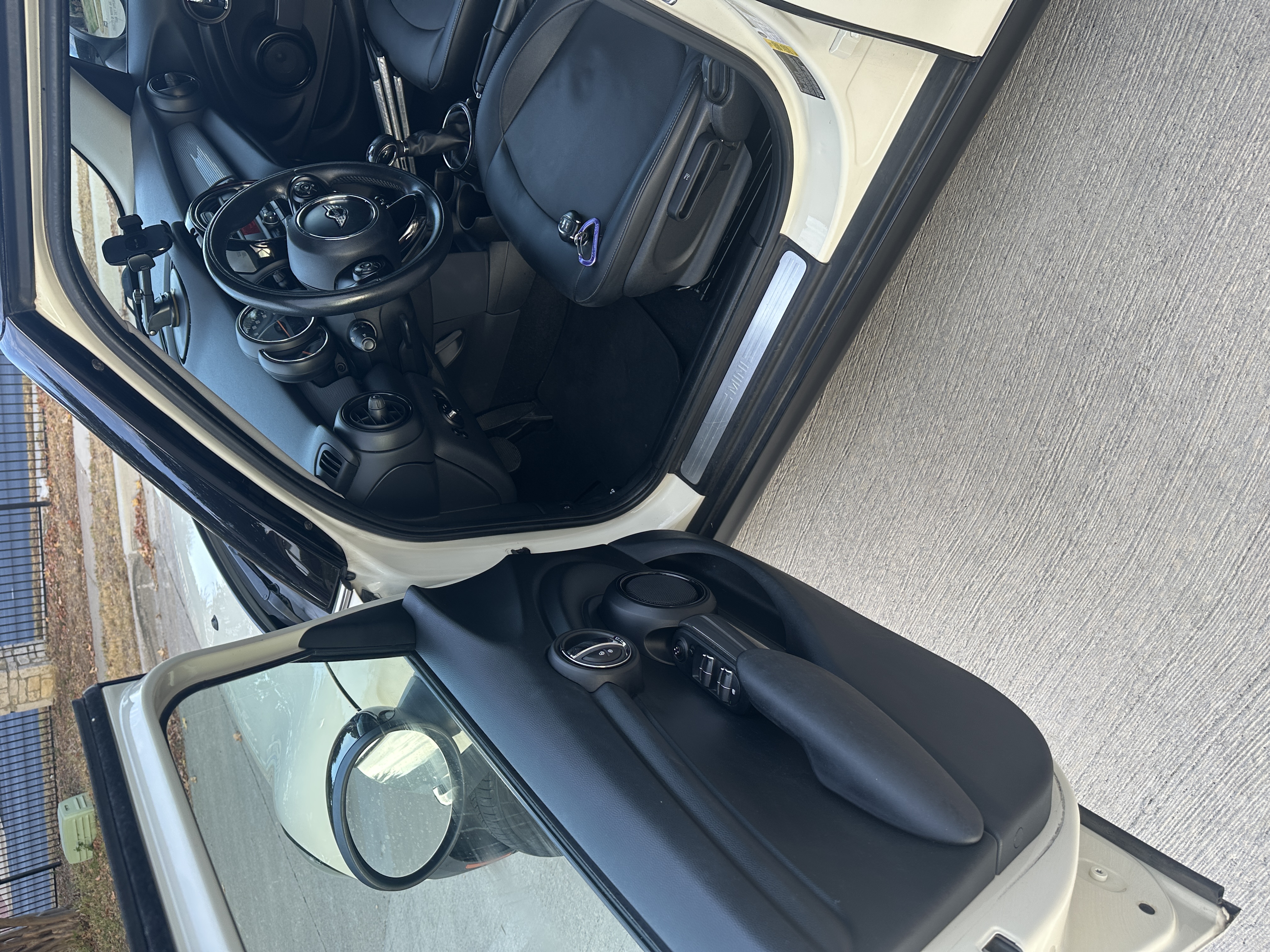 Used 2015 MINI Cooper 4-Door Hardtop FWD image 16